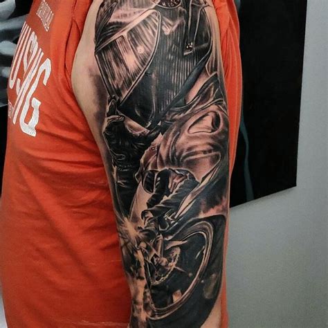 Tatuaż motocyklista Autor Lucky Tattoo dziarownia pl