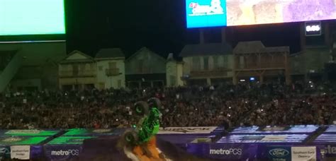 Famous Monster Truck Grave Digger Crashes After Failed Backflip ...