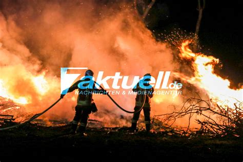 Reisigfeuer Im Wald Bei Auendorf Wird In Der Nacht Zu Gro Einsatz F R