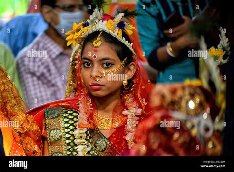 Une Jeune Fille Pose Pour Une Photo Pendant Le Rituel Kumari Puja Kumari Puja Est Une Tradition