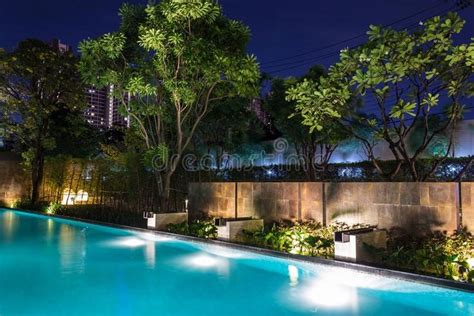 Stunning Pool Lighting for a Luxurious Backyard