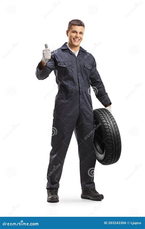 Travailleur Gay Mécanique Automobile Tenant Un Pneumatique De Voitures Et Présentant Des Pouces