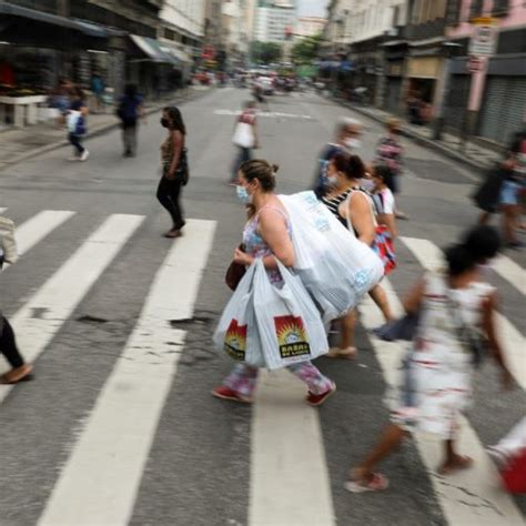 Vendas no varejo do Brasil perdem força e têm queda em fevereiro