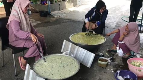 Warga Sungai Andai Masak Bubur Asyura Dua Rasa