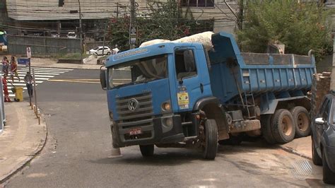 Caminhão Perde Controle Ao Subir Ladeira E Bate Em Carros E Muro De