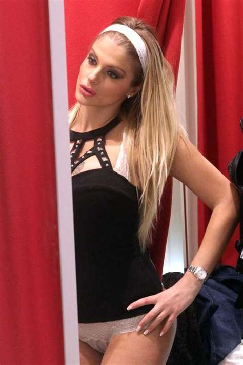 Francesca Cipriani Fa Shopping In Un Negozio Di Intimo Olycom Leggo It