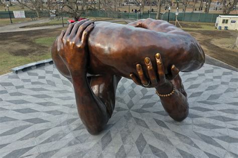 The Embrace Il Controverso Omaggio A Martin Luther King A Boston