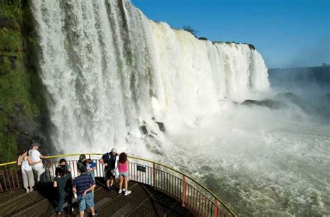 Foz Do Igua U Braziliaanse Kant Van Igua U Watervallen En Filmauto S