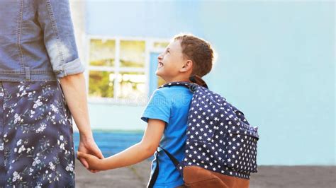 La Mère Accompagne La Fille De L école Maternelle à La Garderie Ou à L