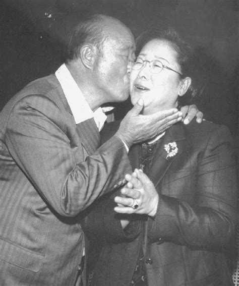 Rev Sun Myung Moon And Dr Hak Ja Han Moon Kisses In Throwback