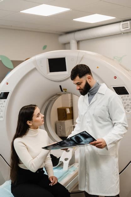 Ct doctor consultando al paciente y mostrando la radiografía de tórax