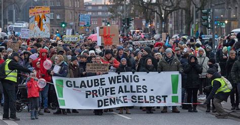 In Mehreren St Dten Proteste Gegen Corona Ma Nahmen Auch In Baden