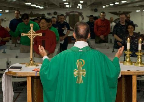 Sacerdote Colombiano Bendice De Esta Singular Forma A Sus Feligreses