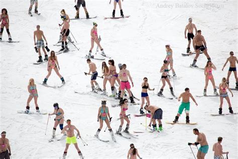 Rusas sexys reciben a la primavera con bikini nieve y un récord Soy502