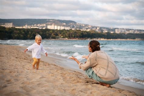 Rodzice Z Dzieckiem Na Plaży O Zachodzie Słońca Darmowe Zdjęcie