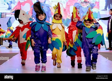 Kids fashion show hi-res stock photography and images - Alamy