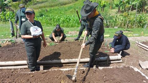 Fotos Polic As Apoyan Las Labores De Los Campesinos Del Valle De