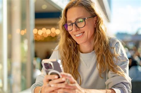 Mujer Joven En Un Caf Leyendo Un Mensaje De Texto Desde Su Tel Fono