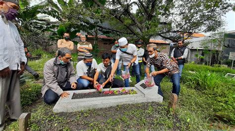 Peringati HPN 2022 Keluarga Besar KWG Adakan Ziarah Ke Makam Rekan