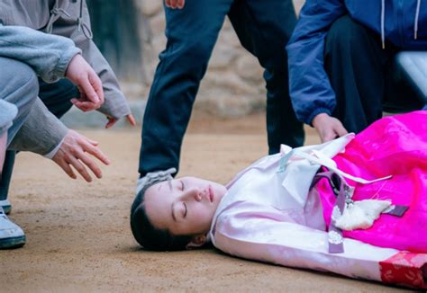 악플도 없는 무플 여배우 전종서 촬영장서 쓰러져왜 웨딩 임파서블｜스포츠동아