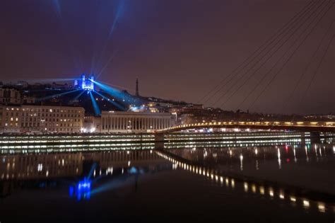 Vista De La Ciudad Iluminada De Lyon En Las Orillas Del Saona Por La