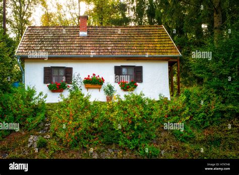 White Cottage Hi Res Stock Photography And Images Alamy