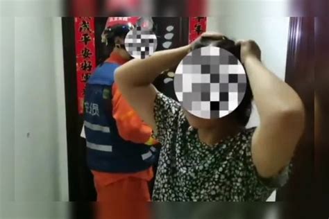 西安一粗心家长误将小孩反锁家中，家长被急哭门口大喊：不怕不怕家长小孩西安