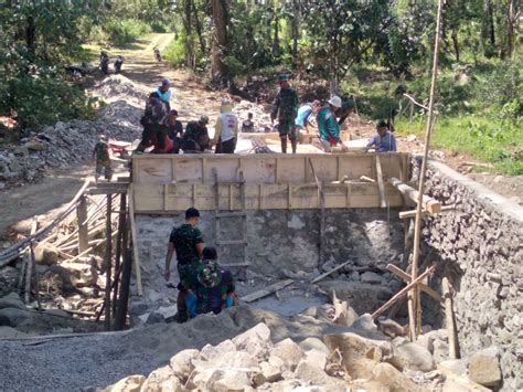 Pembuatan Mal Balok Dan Penyangga Jembatan Salowarani Dilanjutkan Oleh