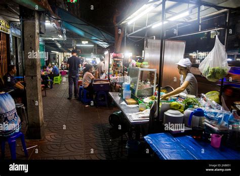 Bangkok street food night hi-res stock photography and images - Alamy