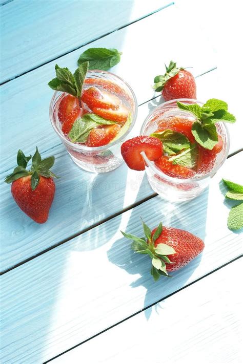 Agua De Restauraci N Del Detox De Las Bebidas Del Verano Con Las Fresas