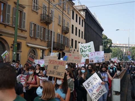 I Giovani In Piazza Per Lo Sciopero Globale Per Il Clima Questa