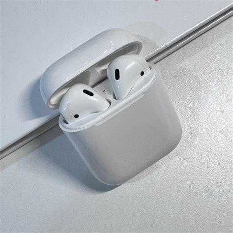 二手 蘋果apple Airpods 第 2 代 官方原廠 耳機及錄音音訊設備 耳機在旋轉拍賣