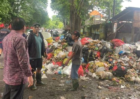 Sekda Alit Wiradana Pantau Optimalisasi Pengangkutan Sampah Di Beberapa