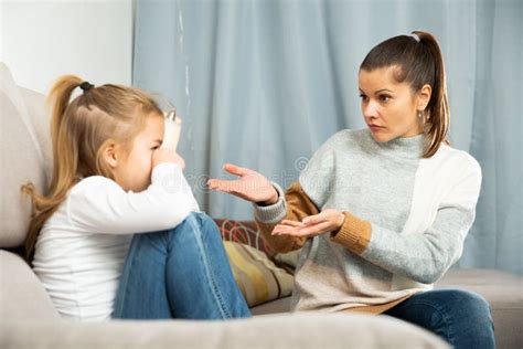 Femme En Conflit De Communication Avec Une Petite Fille Qui Pleure