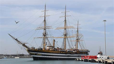 La Nave Vespucci Arriva Al Porto Di Livorno