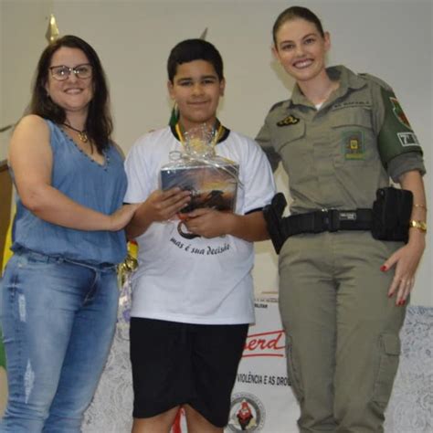 Alunos participantes do PROERD recebem formatura em Humaitá Rádio