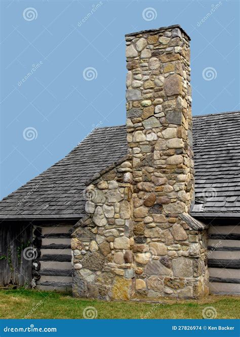 Chimenea De Piedra En Una Cabina De Registro Foto De Archivo Imagen