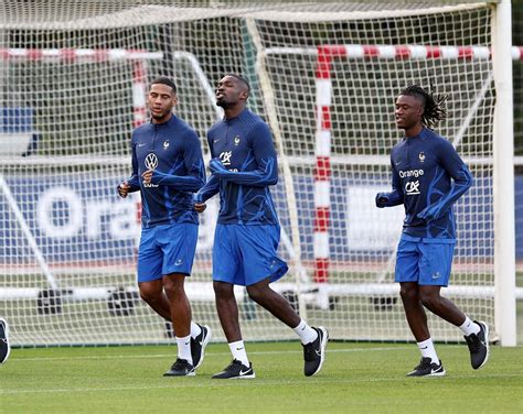 Quipe De France De Football Todibo Voque Un Rire Nerveux La