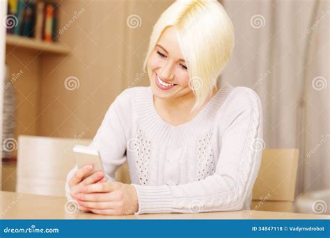 Mulher Bonita Feliz Que Texting Em Seu Smartphone Foto De Stock