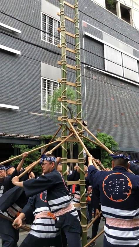 今日の新門 本日は浅草 見番前で木遣り、梯子乗り、纏振りを行いました！ Asakusa Shinmonjp 浅草 新門