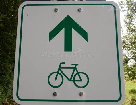 CYCLE LANE ROAD SIGN stock image. Image of green, road - 121719593