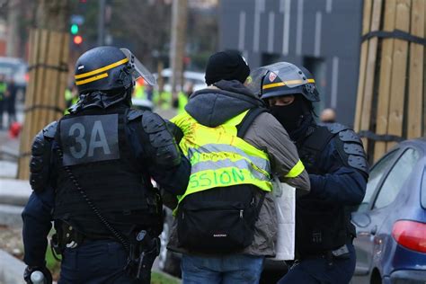 Acte Vii Des Gilets Jaunes Une Dizaine De Personnes Interpell Es