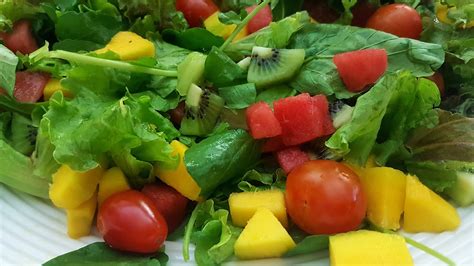 Salada Verde Com Frutas Tropical E Um Molho De Restaurante Youtube