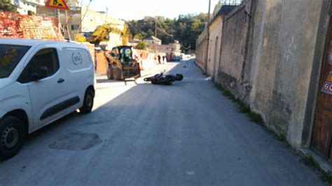 Genova Scooter Finisce Contro Un Muletto Uscito Da Un Cantiere Donna