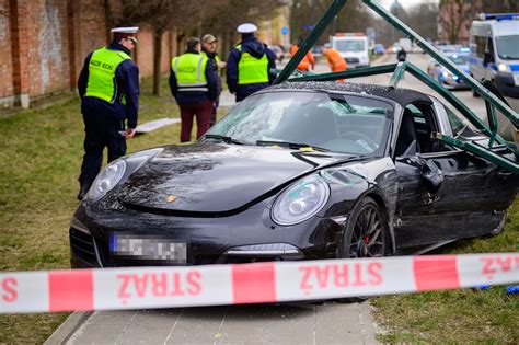 Wypadek Na Ba Utach Porsche Wjecha O W Przystanek Mpk D Zdj Cia