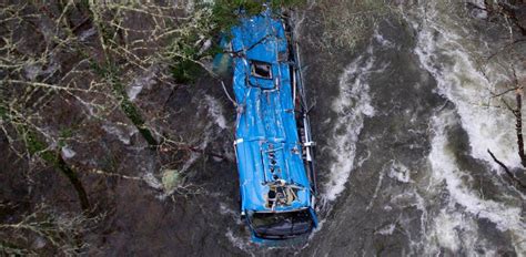 Seis Muertos Y Dos Supervivientes Al Caer A Un Río Un Autobús En Pontevedra