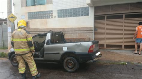 Bombeiros são acionados para combater incêndio em veículo Correio de