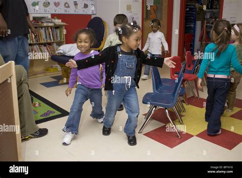 Los Ni Os Preescolares Jugando Sillas Musicales Fotograf A De Stock Alamy