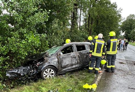 Auto fährt gegen Baum