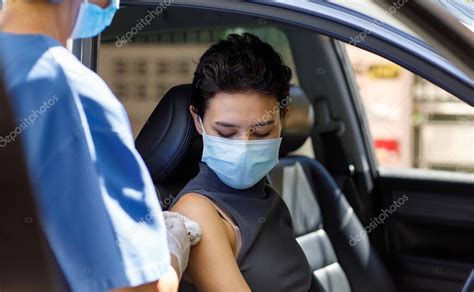 Médico femenino caucásico de salud pública en uniforme de hospital azul